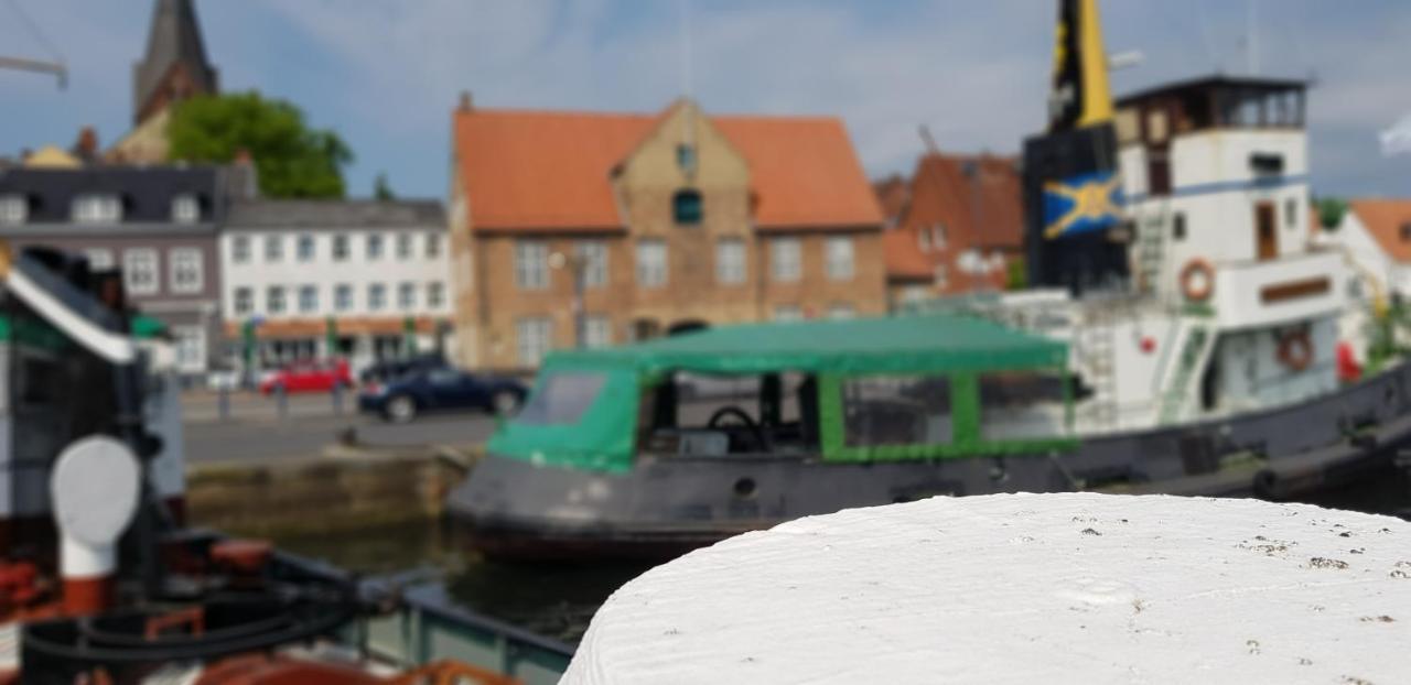 Kapitainskoje Direkt Am Hafen Flensburgs